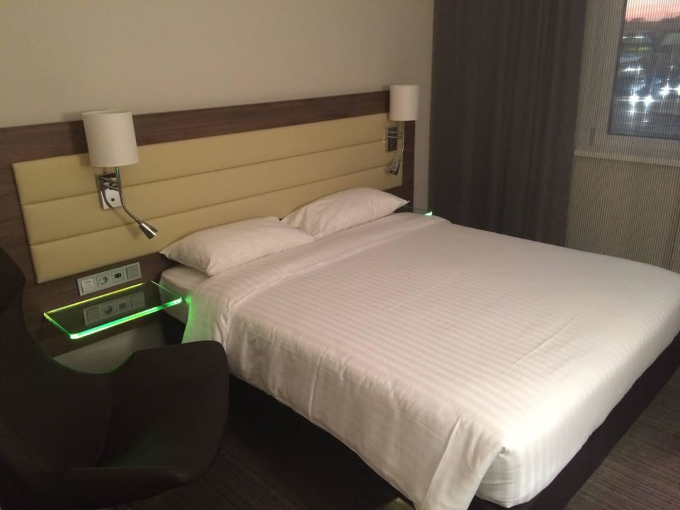 Zimmer linke Seite Hotel Moxy Milan Malpensa Airport