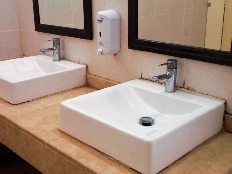 Schimmel um Handwaschbecken Top Hotel