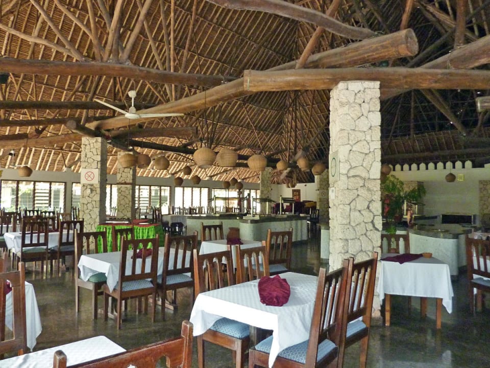 Der Innenbereich des Abend Restaurants Hotel Papillon Lagoon Reef