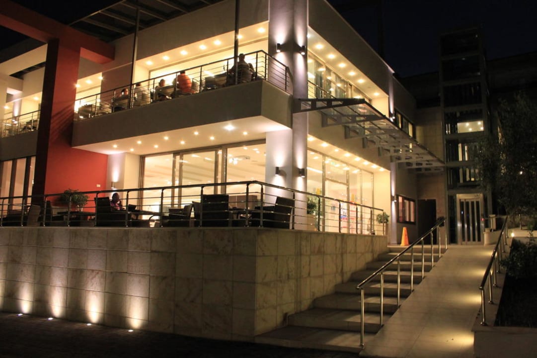 Schöne Aussenansicht bei Nacht Lagomandra Hotel & Spa