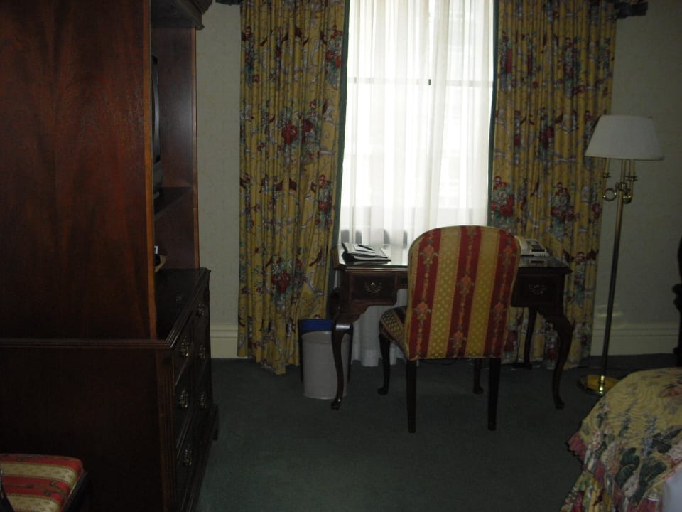 Das Zimmer von der Tür aus fotografiert. Hotel The Fairmont Royal York Toronto