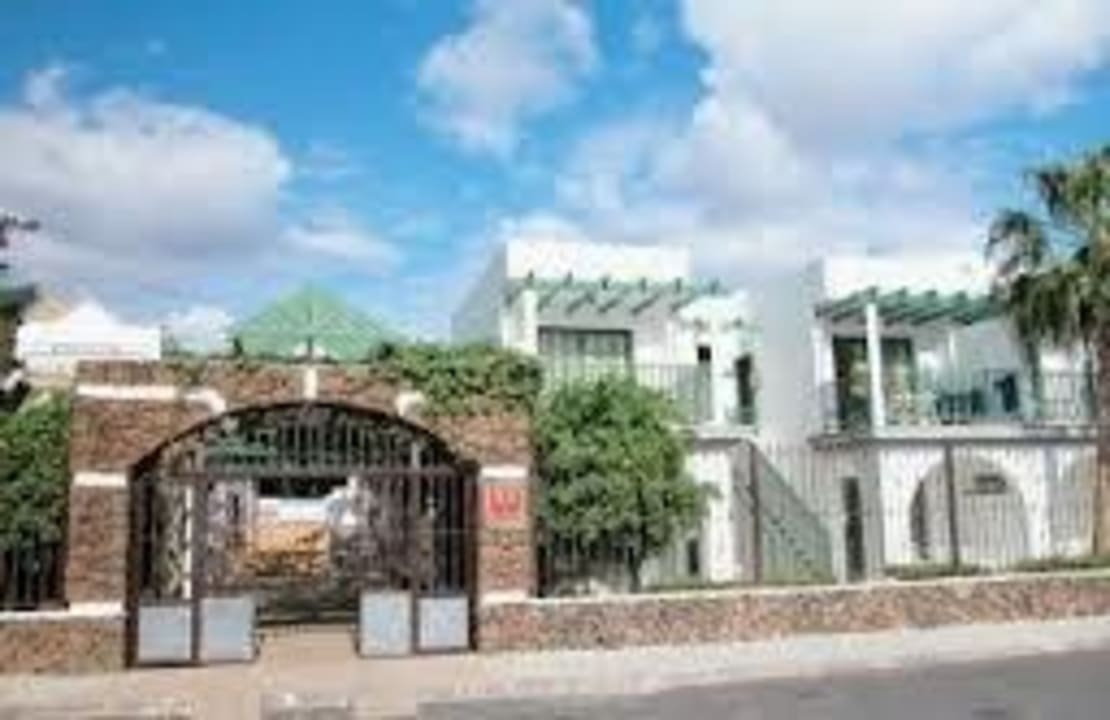 Entrada Apartamentos Guacimeta