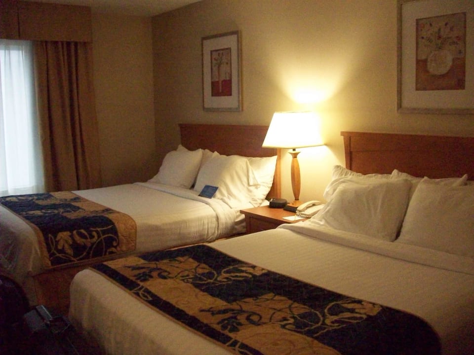 Blick auf die 2 Queensize-Betten - urbequem! Hotel Fairfield Inn and Suites by Marriott Toronto Brampton
