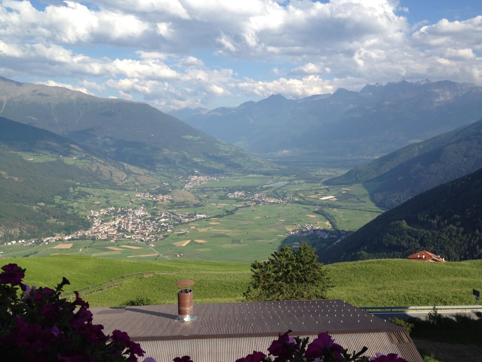 Blick vom Balkon in den Vinschgauer Talkessel Panoramahotel Watles