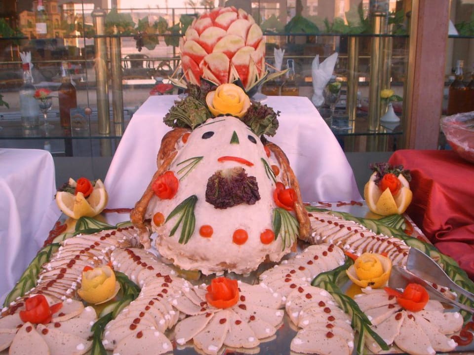 Die Buffetdeko war immer ein Hingucker Pensée Royal Garden Beach Resort