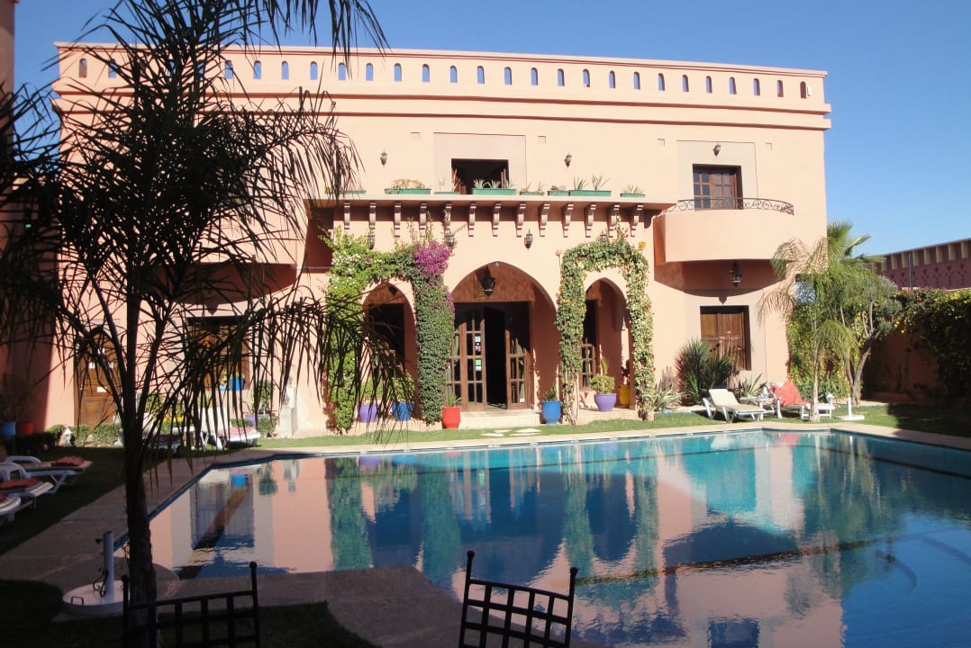 Hotel Gartenseite mit Pool Hotel Albakech House