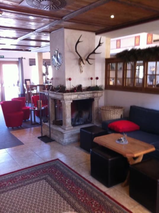 Blick in Richtung Barbereich Naturhotel Forsthofgut