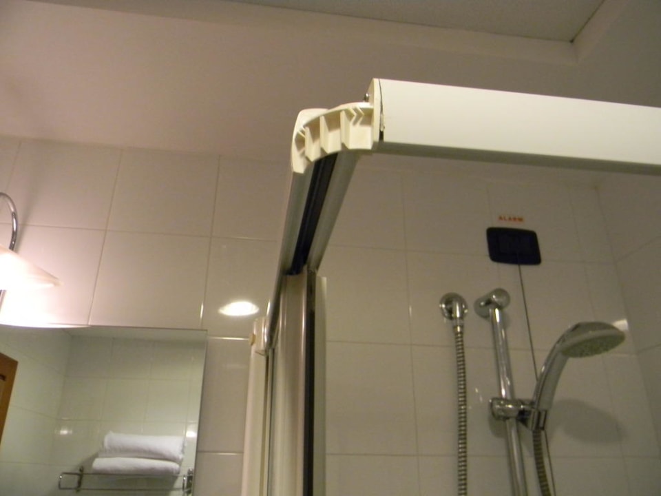 Badezimmer Duschkabine- Ecke fehlt Grand Hotel Tiberio