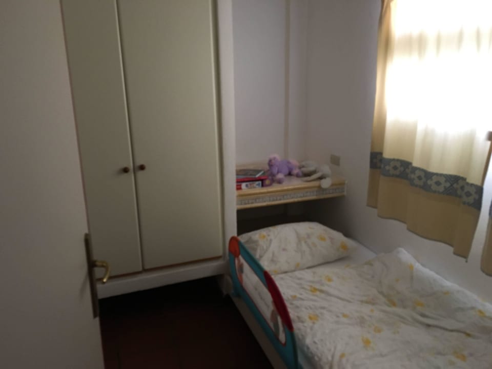 Kinderzimmer, das 2. Bett ist links Tirreno Resort