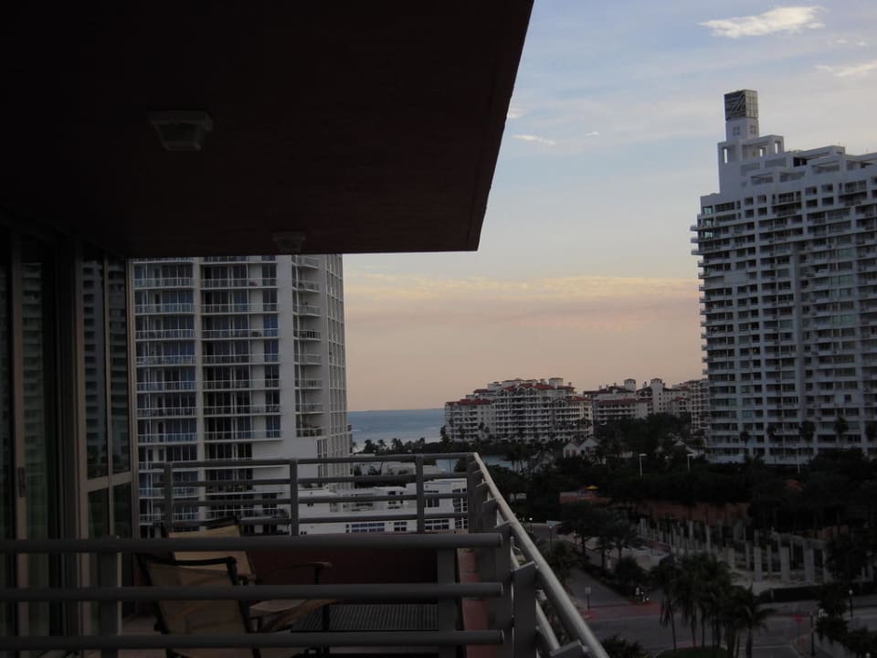 Blick vom Balkon, Sonnenuntergang Hilton Bentley Miami South Beach