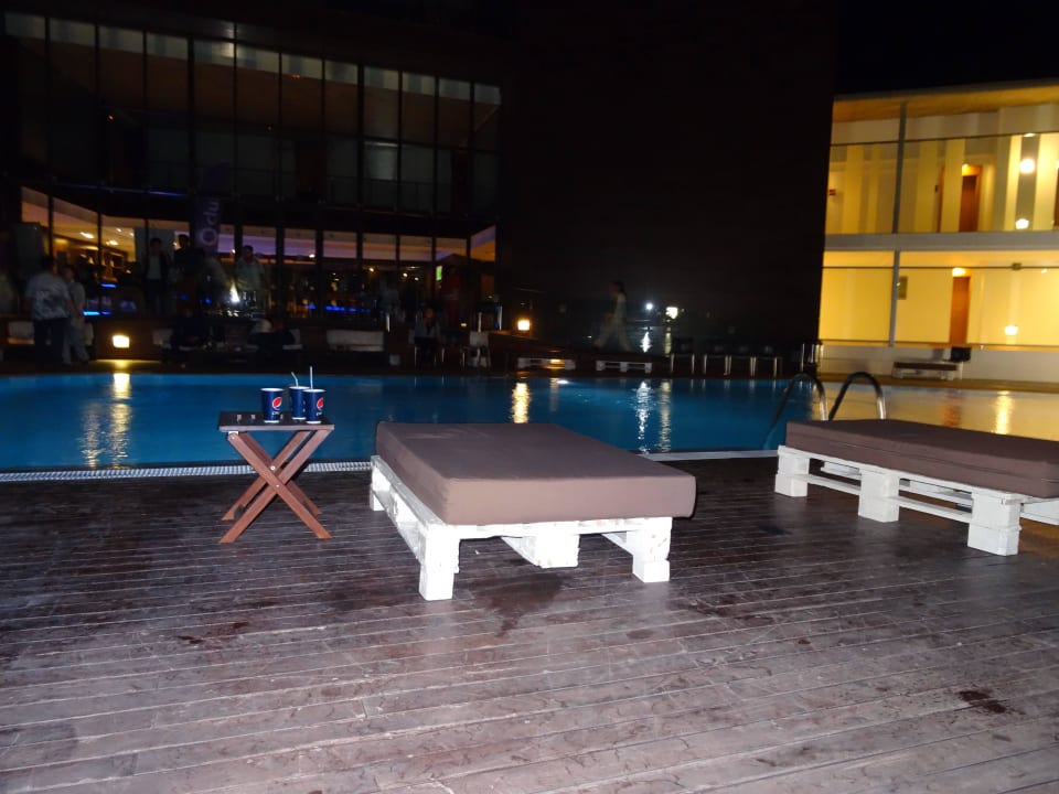 Sitzgelegenheit bei der Poolnight R2 Bahía Playa Design Hotel & Spa - Adults Only
