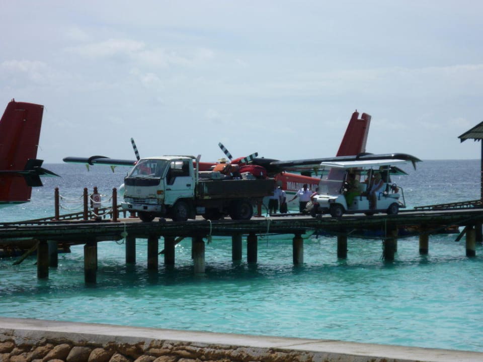 Steg, Südseite = hier ist immer was los Adaaran Select Meedhupparu Island Resort - Premium All Inclusive