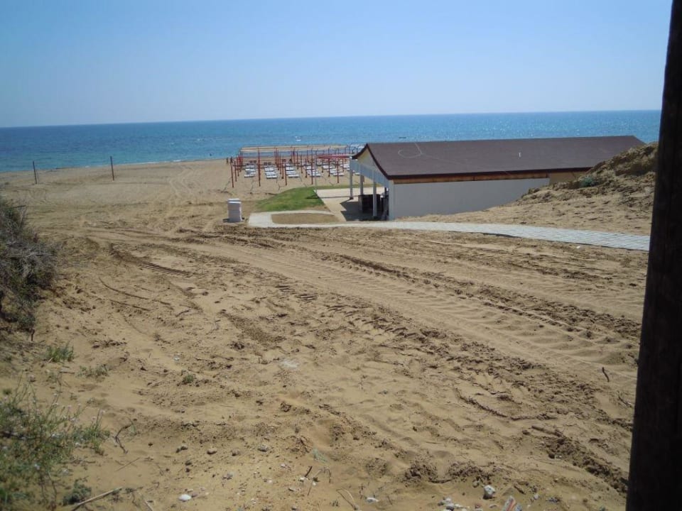 Strandbude mit Liegestühlen Ramada Resort by Wyndham Side