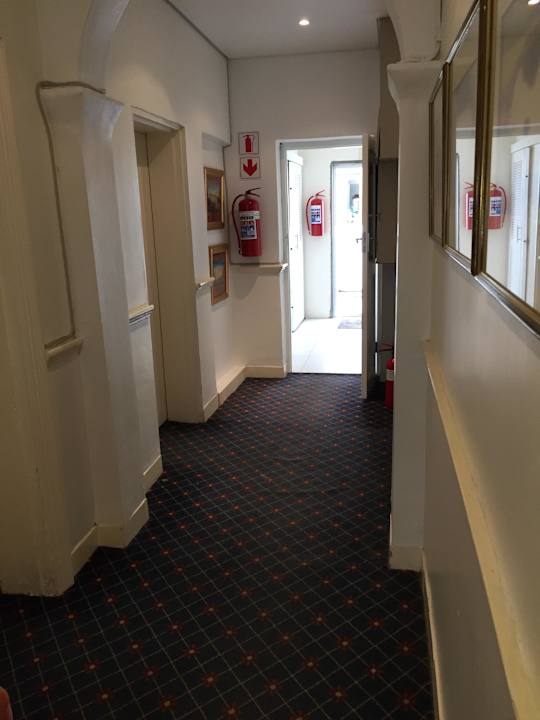 Flur zu den unteren Zimmern und Frühstücksbereich Altona Guest House