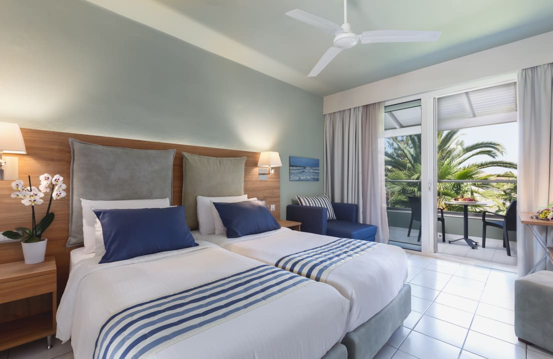 Zimmer Acharavi Beach Hotel