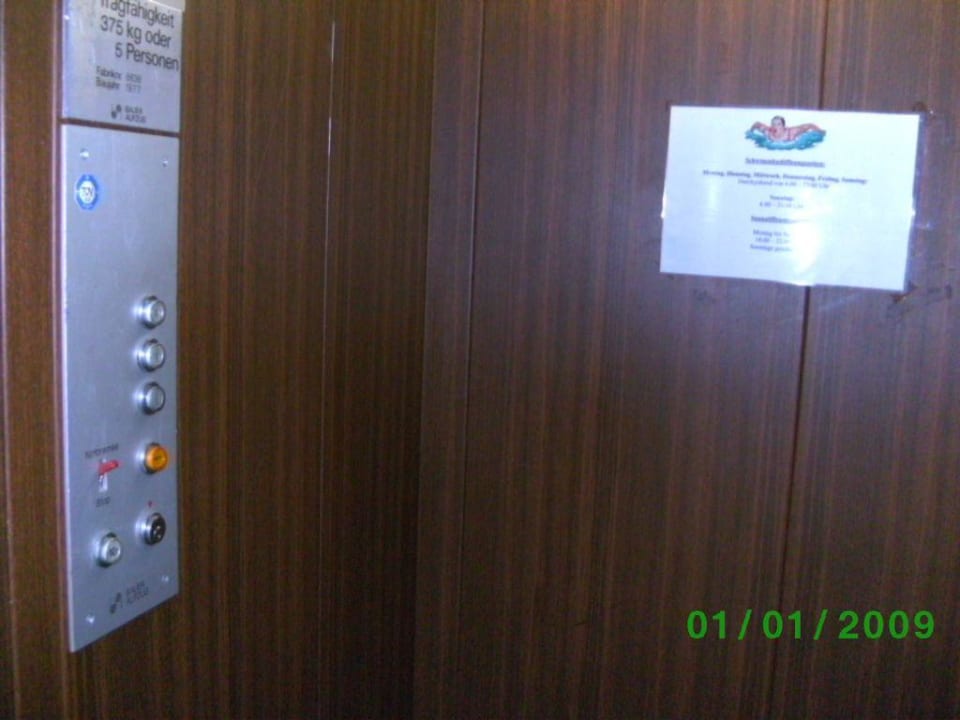 Aufzug von innen Hotel Apollo