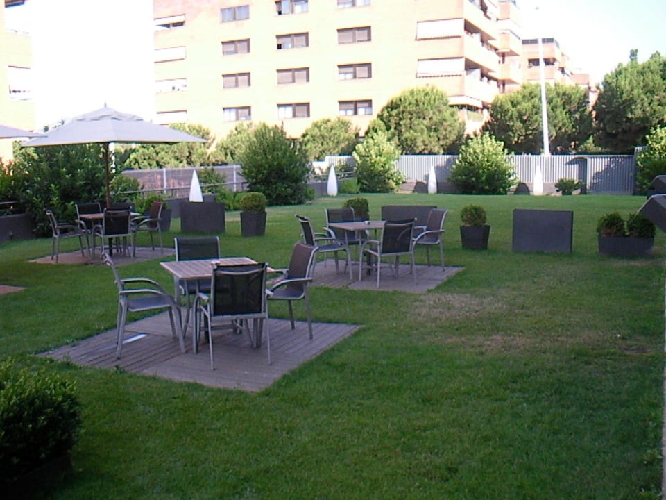 Garten vor dem Restaurant Sercotel Cornella Barcelona