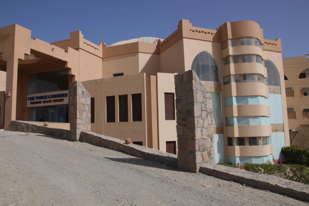 Zufahrt Eingangsbereich Three Corners Equinox Beach Resort