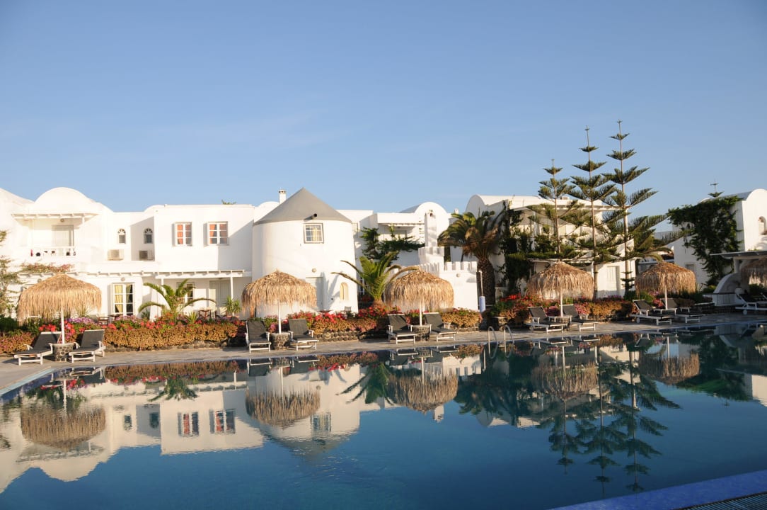 La piscine et notre chambre au 1er étage du moulin Mediterranean Beach