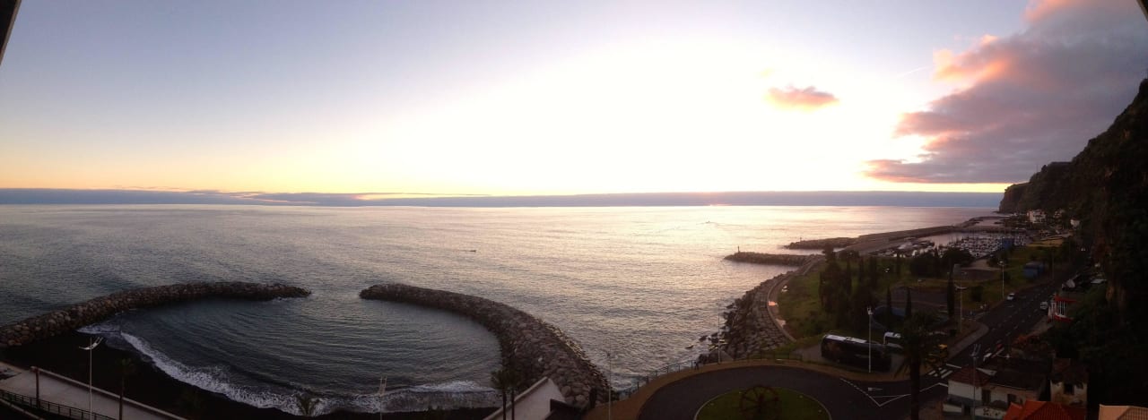 Sonnenuntergang von der Dachterrasse des Hotels Saccharum