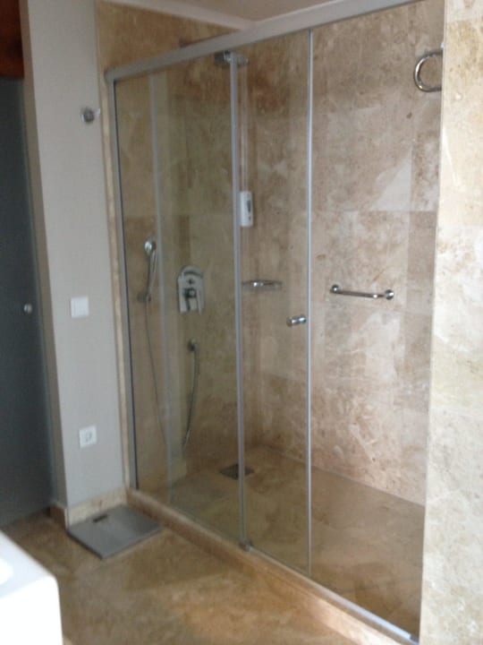 Sehr großzügige Dusche Commodore Elite Suites & Spa - Adults only