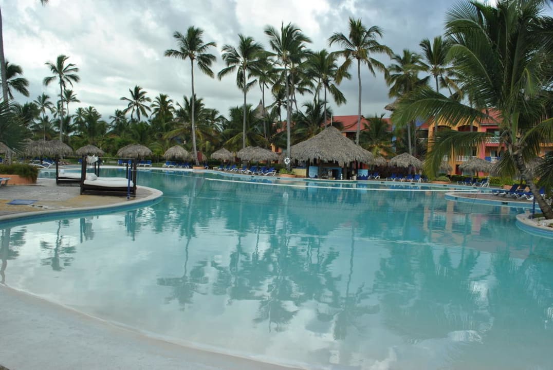 Blick über den Pool und die Poolbar Punta Cana Princess All Suites Resort & Spa