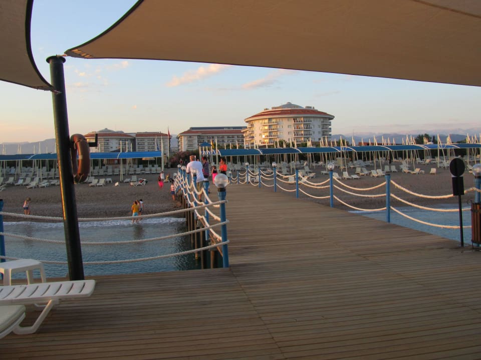 Steg mit Blick auf das Hotel Seaden Sea World Resort & Spa