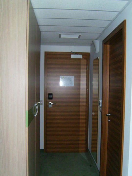 Eingang und Schrank Remisens Hotel Lucija
