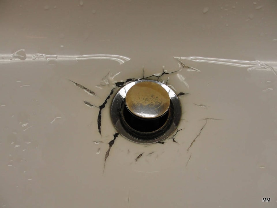 Waschbecken, das dringend ausgetauscht werden muss Arcotel Donauzentrum