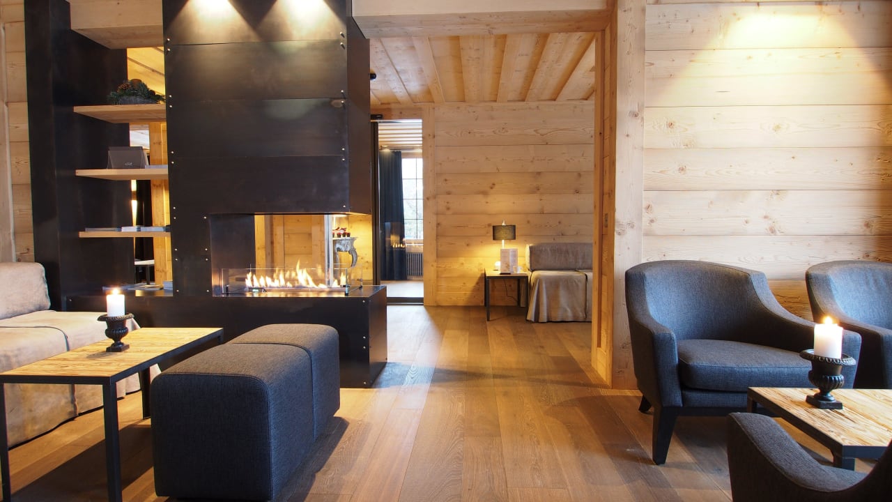 Lounge mit Kamin Hotel Arc-en-ciel