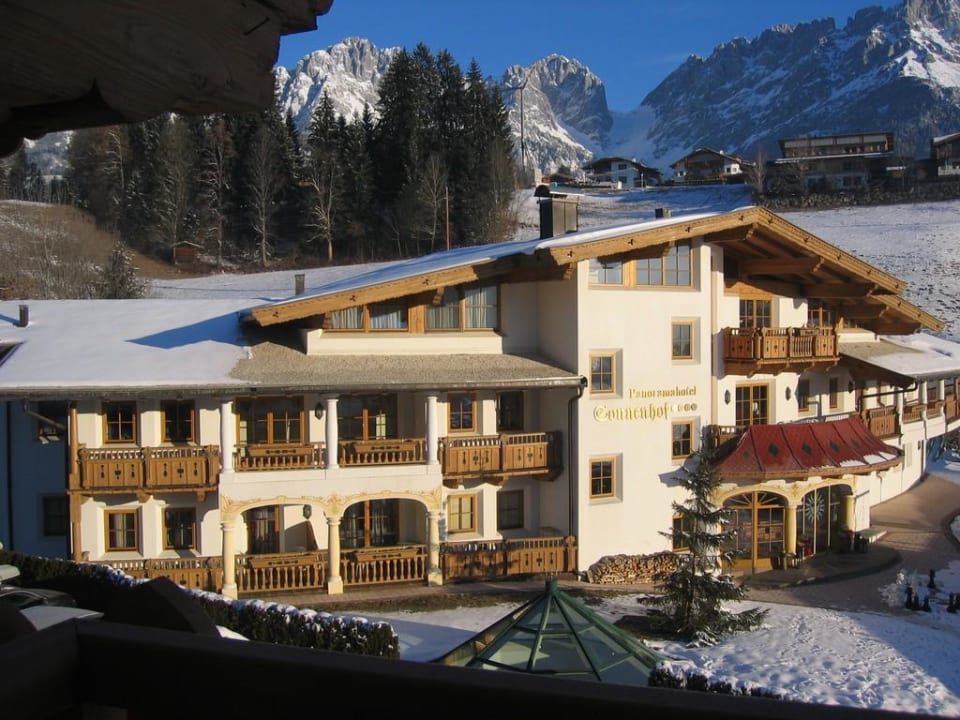 Blick vom Balkon zum Panoramahotel gegenüber Vitalhotel Sonnenhof