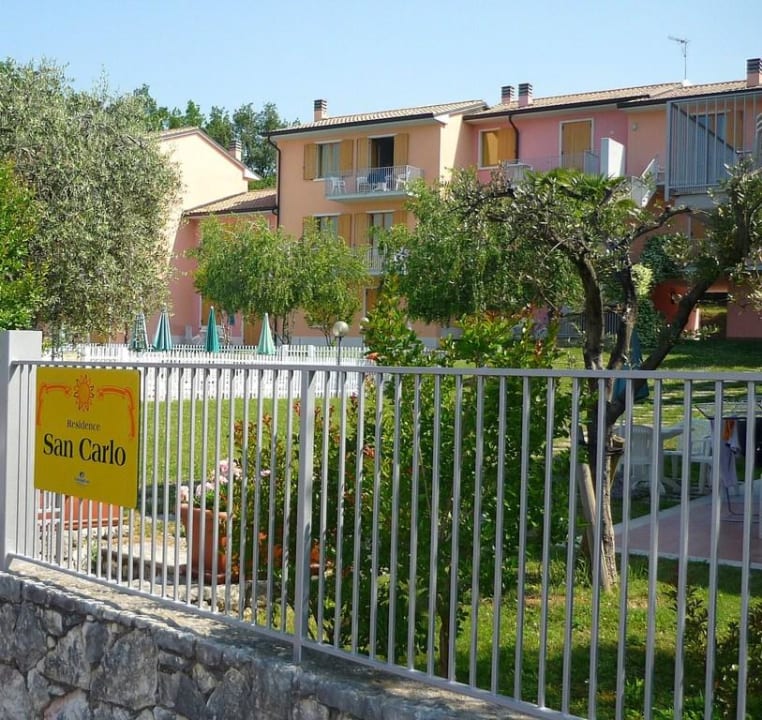 Eingang durch den Garten Appartement Residenz San Carlo