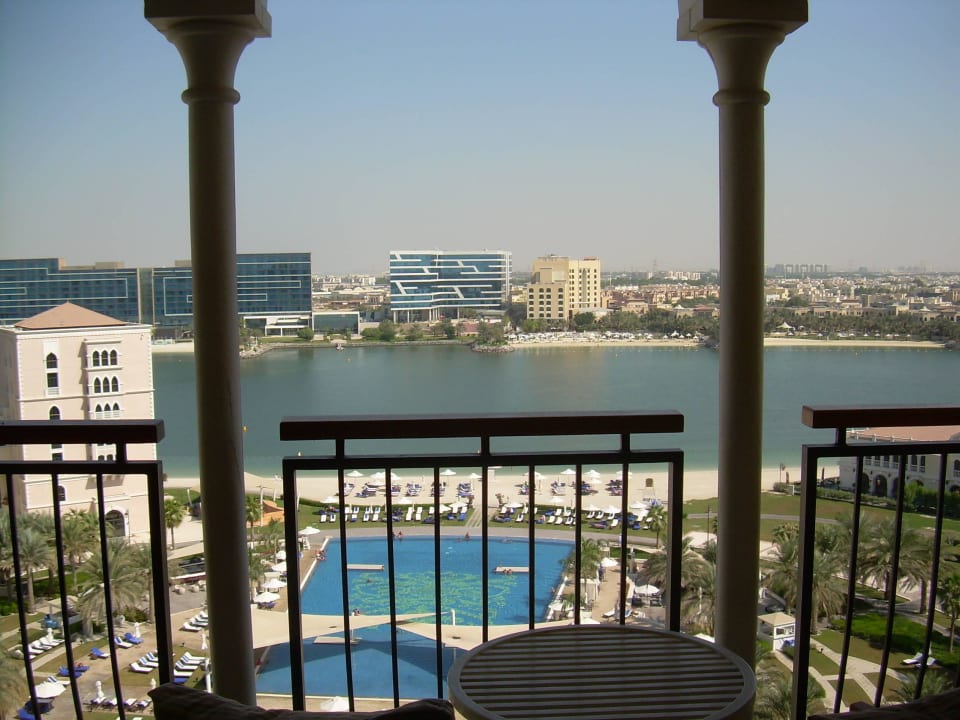 Grosser Pool The Ritz-Carlton Abu Dhabi Grand Canal