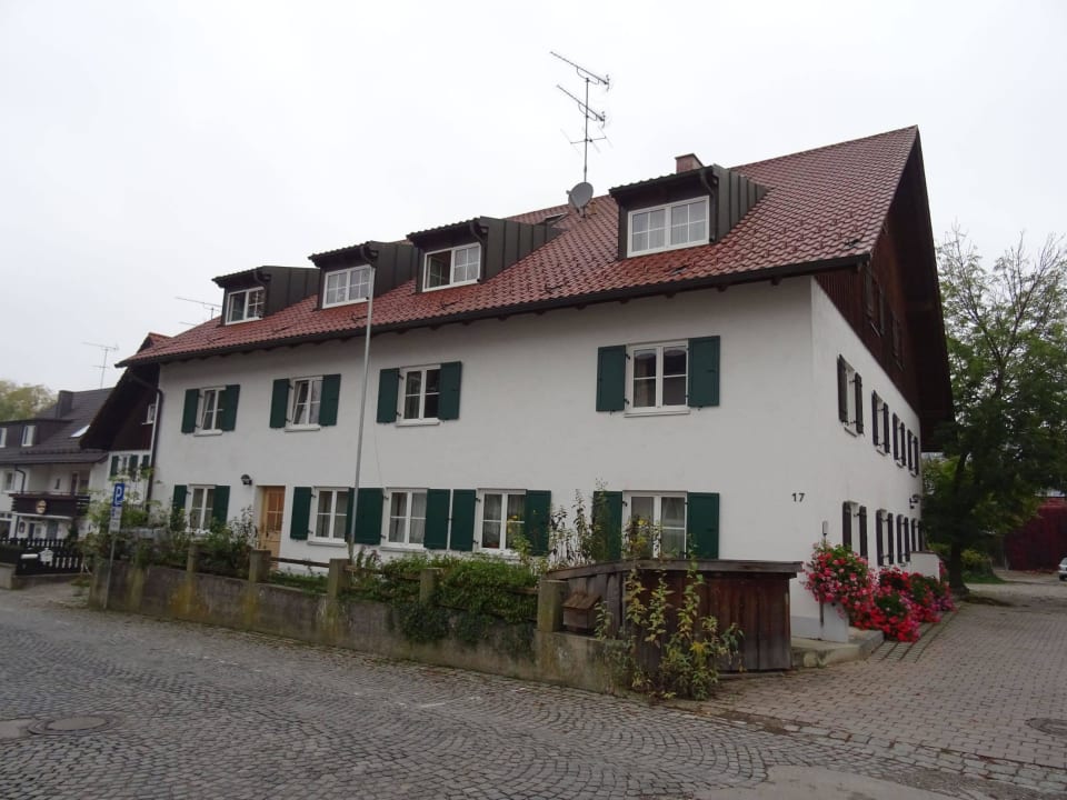 Hauptgebäude Straßenansicht Ammersee-Ferienhof Schüßler