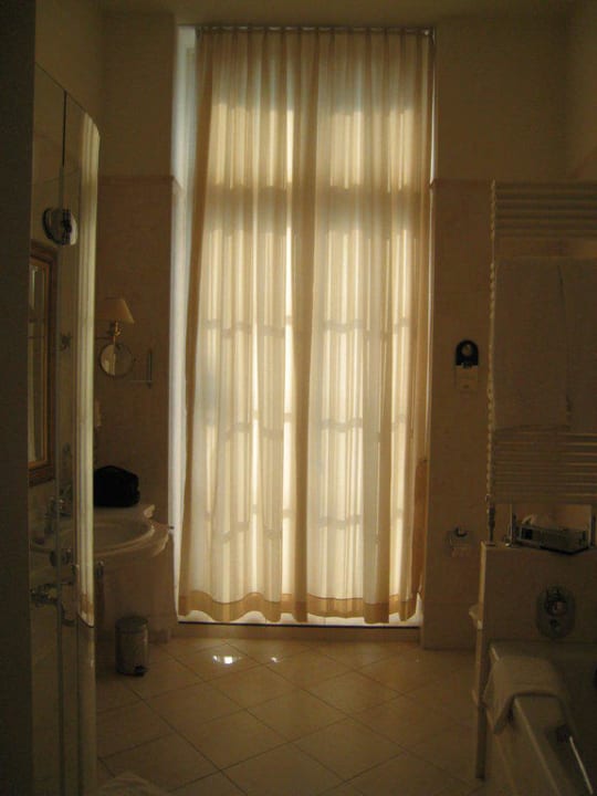 Blick ins Badezimmer Victor's Residenz Hotel Leipzig