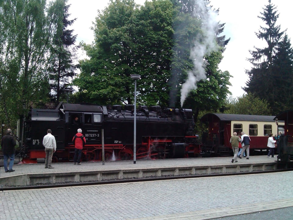 Am Bahnhof vor dem Hotel Hotel Der Kräuterhof