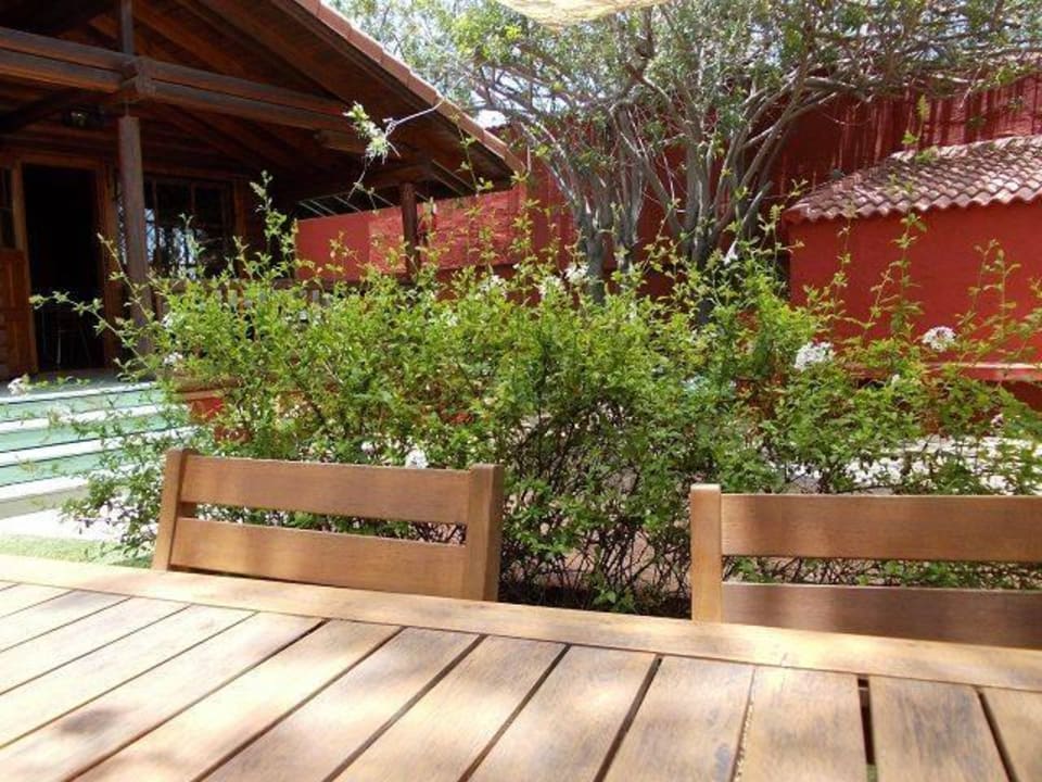 Terrasse... im Häuschen ist das Frühstück Artemisa Gay Bungalows