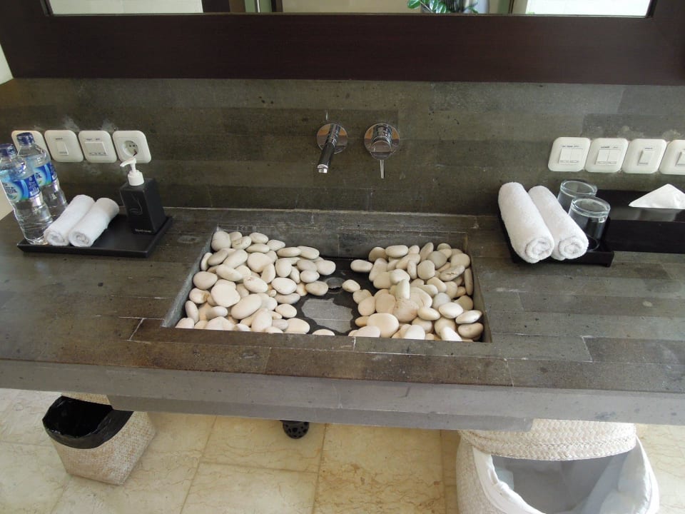 Flusskies im harmonsichen Einklang mit Vulkanstein Kelapa Retreat & Spa