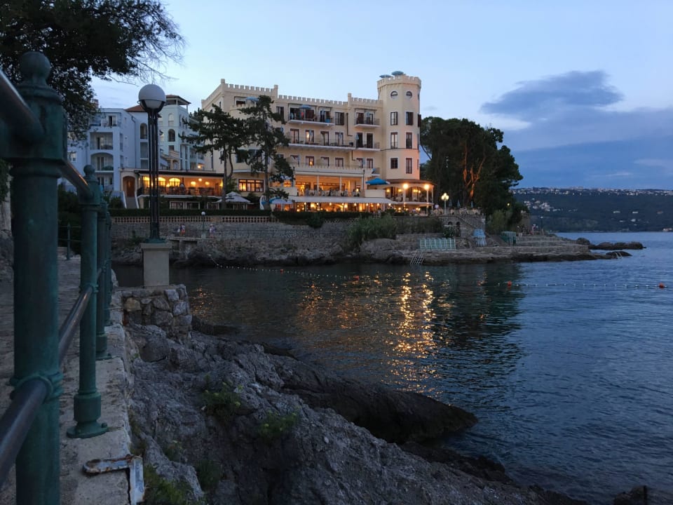 Vom Sissi Weg aus betrachtet Hotel Miramar