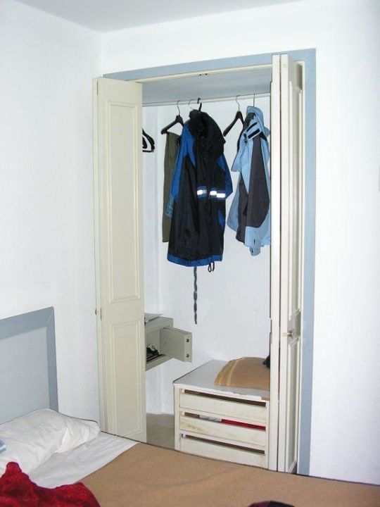 Schrank im 4-Personen-Zimmer allsun Hotel Lux de Mar