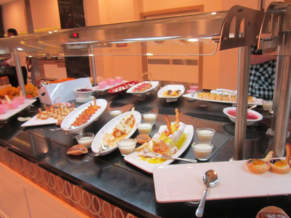 Veilfallt am Salatbuffet Hotel Royal Garden Beach