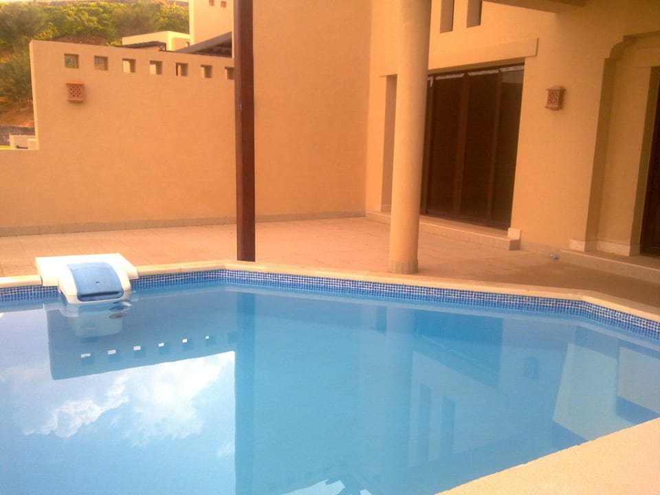 Terrasse mit Whirlpool der Lagunen Villa The Cove Rotana Resort