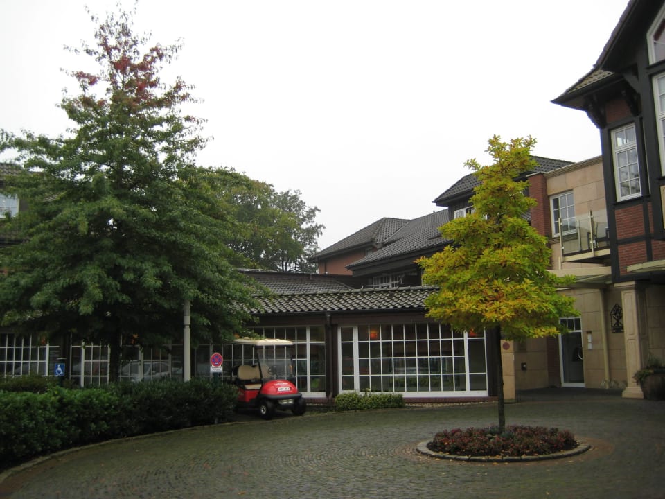 Hoteleingang vom Hotelparkplatz aus Romantik Hotel Jagdhaus Eiden am See