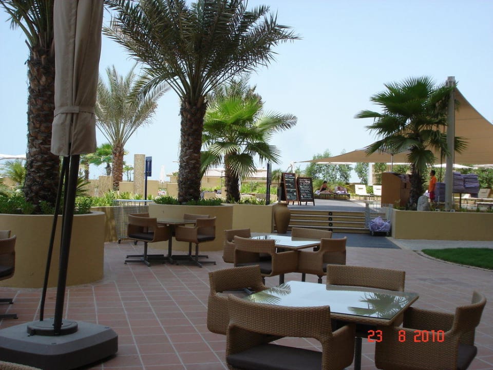 Außenanlage zum Pool Amwaj Rotana Jumeirah Beach Residence