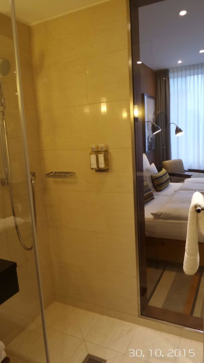 Blick durch die Dusche ins Zimmer AMERON Hamburg Hotel Speicherstadt