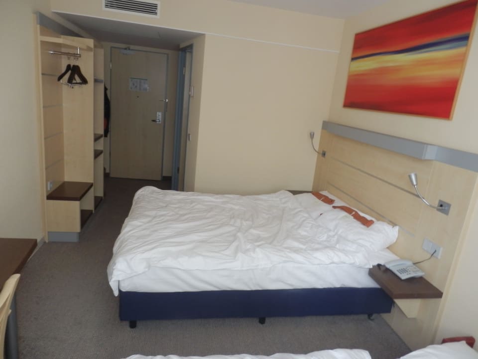 Zimmer vom Fenster aus Holiday Inn Express Berlin City Center