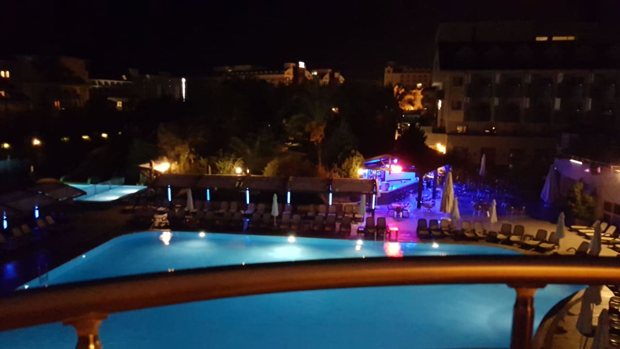 Blick vom Balkon auf den Hauptpool und die Poolbar Side Breeze Hotel