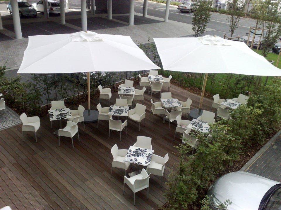 Raucherbereich und Außenrestraurant Motel One Hamburg Airport