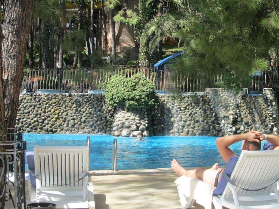 Schöne gesetzte Steinmauer über welche das Wasser  Grand Yazici Club Marmaris Palace