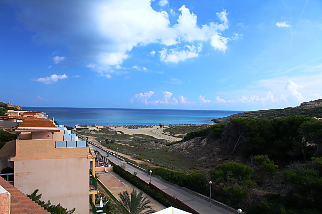 Strandblick von einer Dachterrasse in Haus 6 VIVA Cala Mesquida Suites & Spa 16+